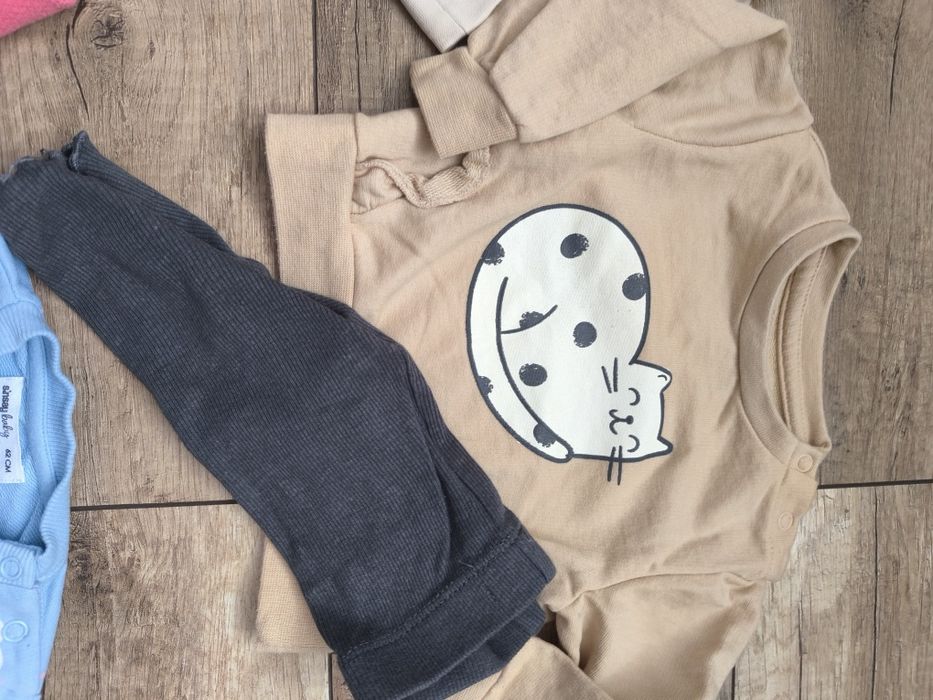 Cztery komplety dresów 62 girl