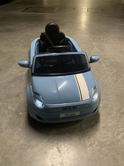 Carro electrico FIAT 500 para criança conduzir dentro  chipolino