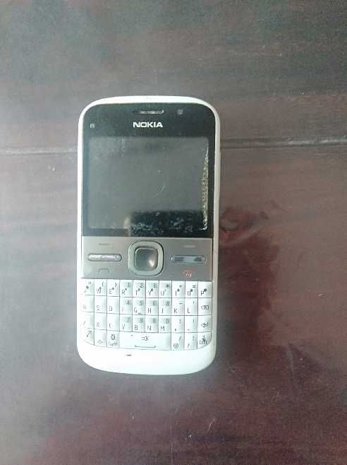 Nokia E5, pudełko i dokumenty.