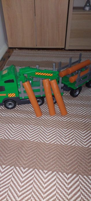 Camião transporte lenha criança