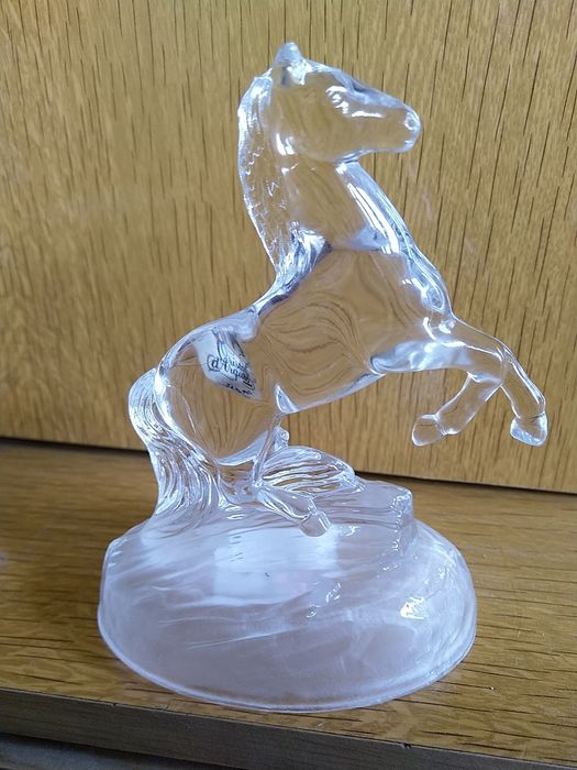 Kryształowa figurka konia.