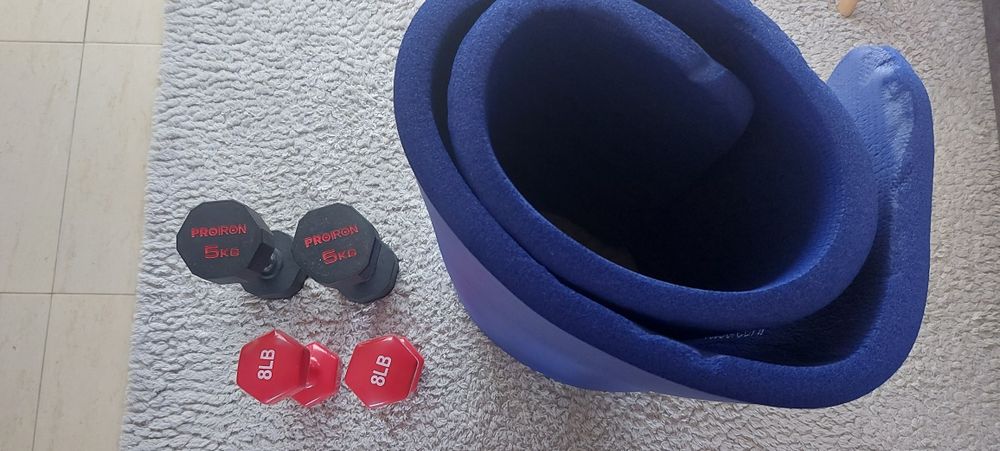 Conjunto de halteres, colchonete e suplementos limentar