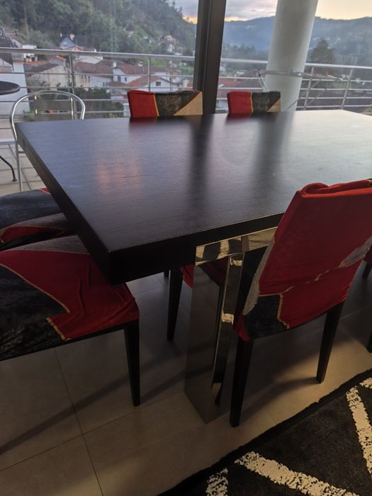 Mesa de jantar e cadeiras