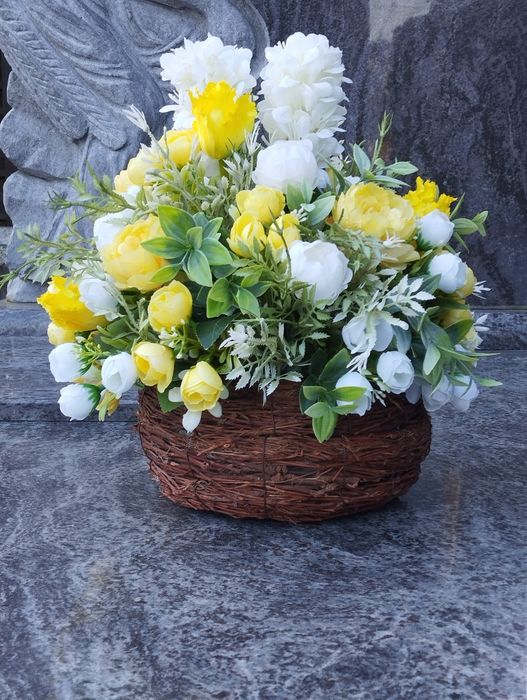 Stroik wiązanka kompozycja grób cmentarz pomnik kompozycja nagrobna