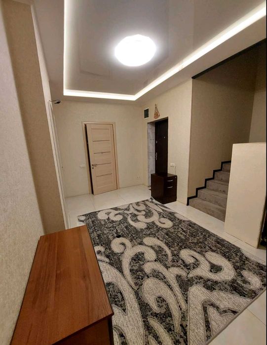 БЕЗ КОМІСІЇ - двоповерхова квартира (6кімнат)