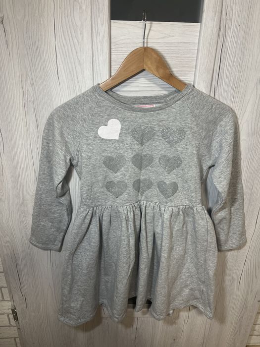 Szara sukienka w serca