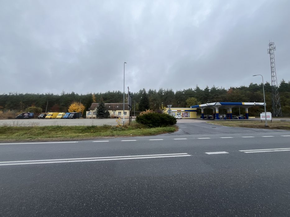 Parking TIR przy Stacji Paliw w Sadykierzu  z budynkiem Barowo-Mieszk.
