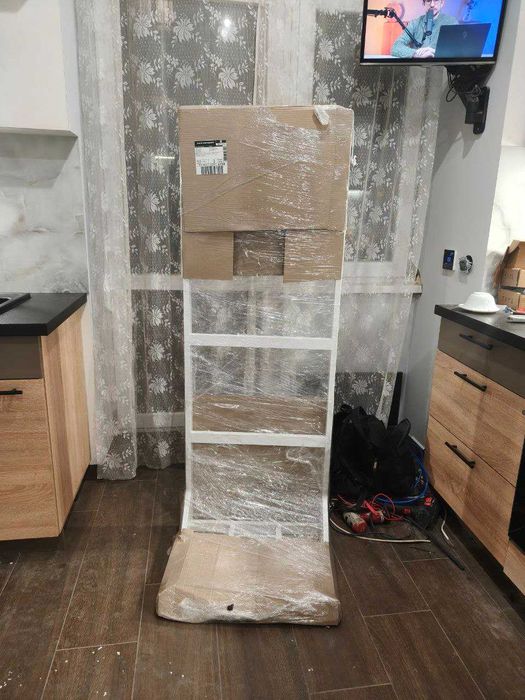 Стійка для монтажу гибридного інвертора та батареї