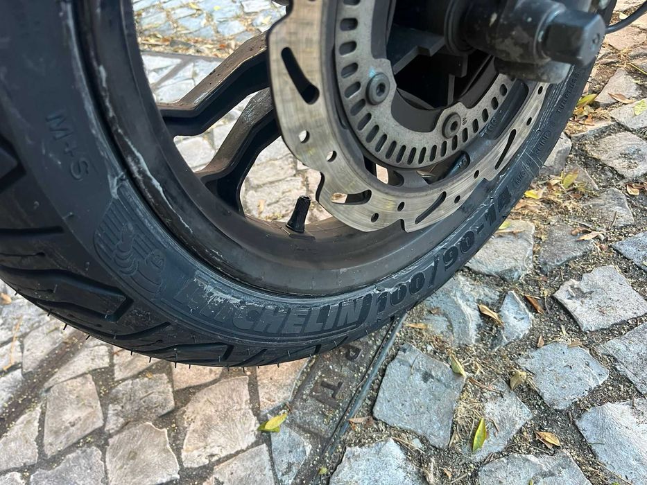 Mota Sym 2023 Pneus Michelin condição 7/10