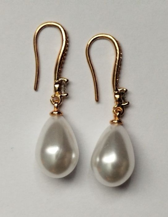 Жіночі сережки з овальним підвісом.