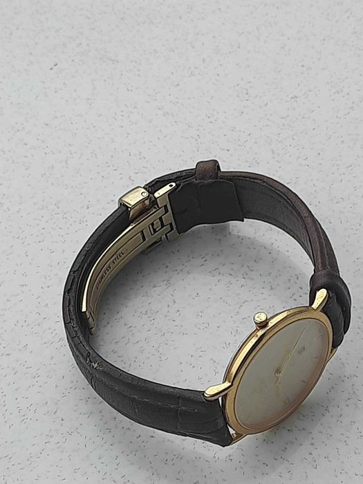 Продам наручные часы (на фото). Часы покупались в фирменном магазине.