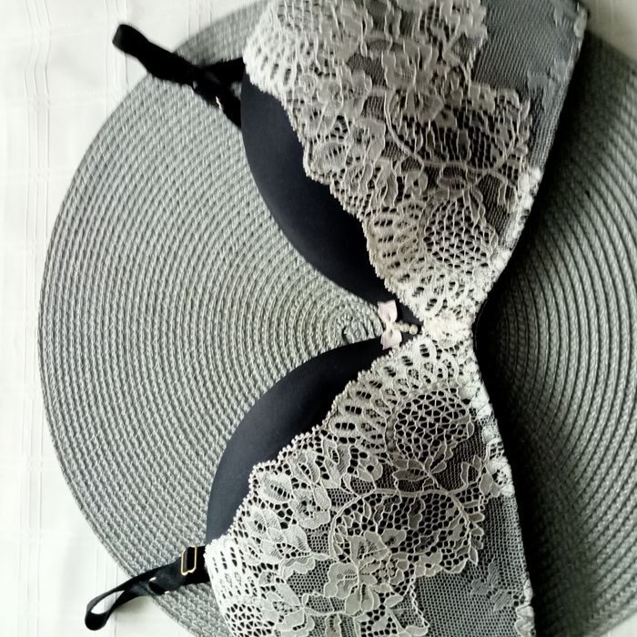 Biustonosz push up,bez fiszbin, koronkowy Alles 85C