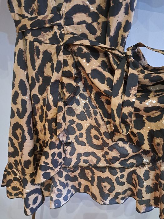 Sukienka wiązana w pasie