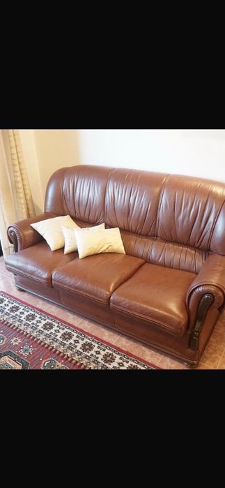 Sofá em pele 3 lugares com cama de casal