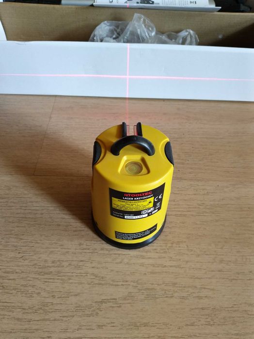 Laser krzyżowy na statywie