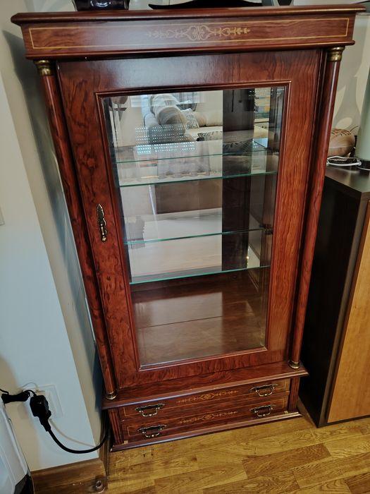 Cristaleira em bom estado