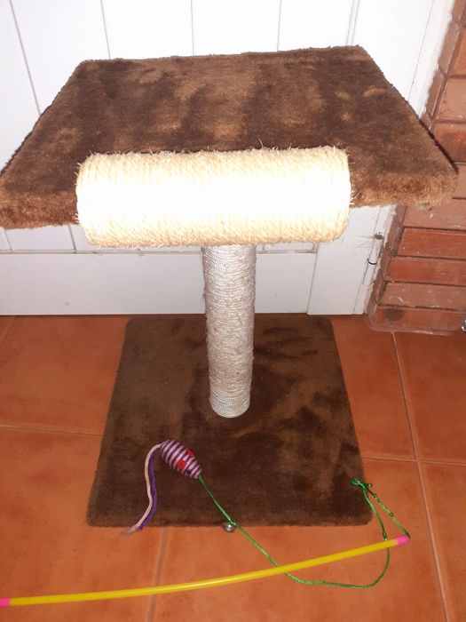 Arranhador para gato com brinquedo