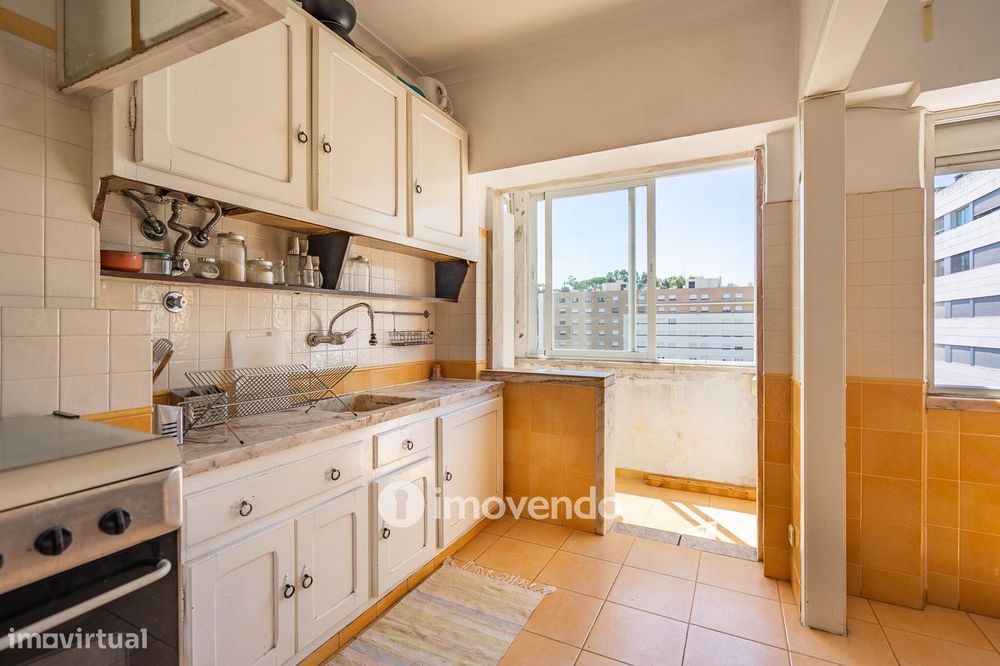 Apartamento T3, com arrecadação e boas áreas, na Estrada da Luz