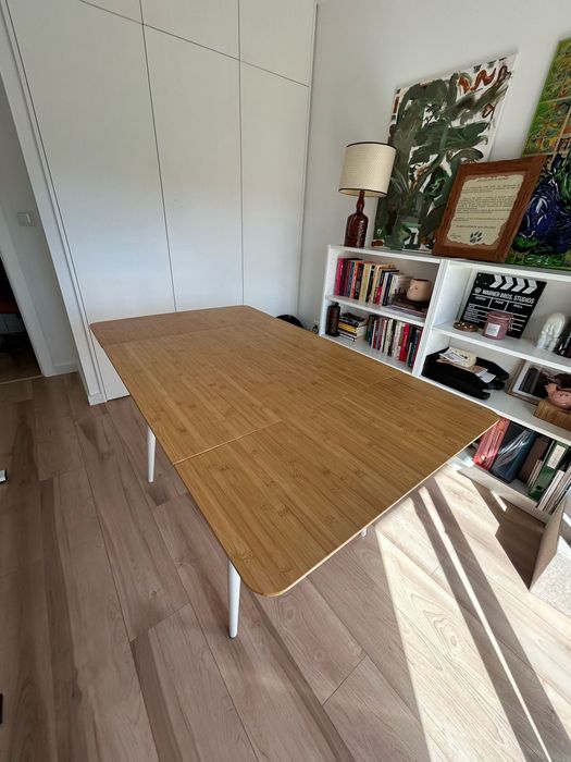 Mesa versátil cor pinho, pés em branco