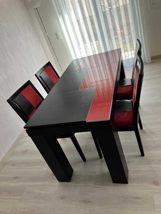 Mesa de Jantar com 4 cadeiras e 1 Móvel de apoio