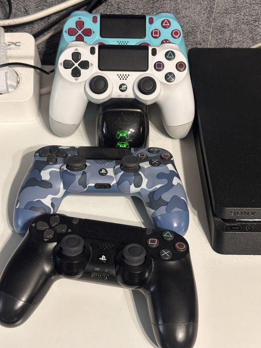 PS4 Slim 1TB + 4 геймпада + 4 гри + зарядка