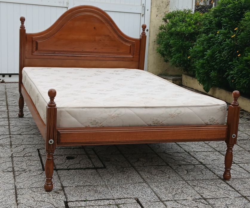 Vendo CAMA de CASAL com estrado e COLCHÃO em madeira MACIÇA como nova.