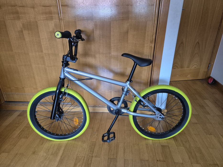 Bicicleta BMX Wipe 100, da marca B'TWIN