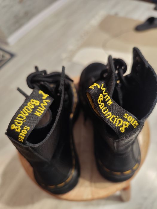 Dr. Martens Sinclair Milled Nappa Leather Platform – Czarne glany na platformie z zamkiem