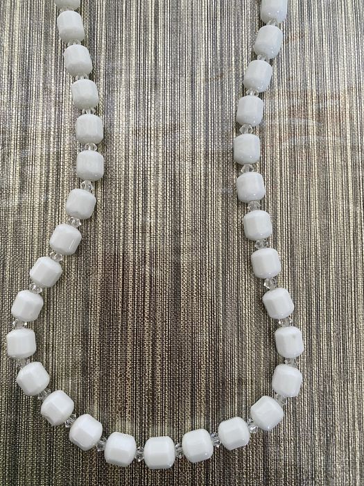 Colar de vitagem branco