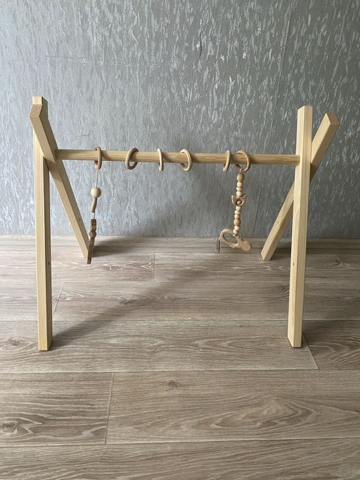 Деревʼяний підлоговий мобіль