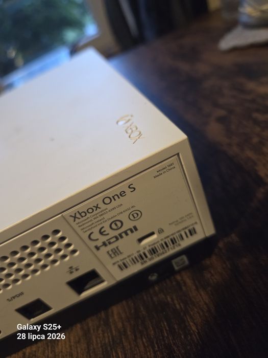 Xbox one s włącza sie