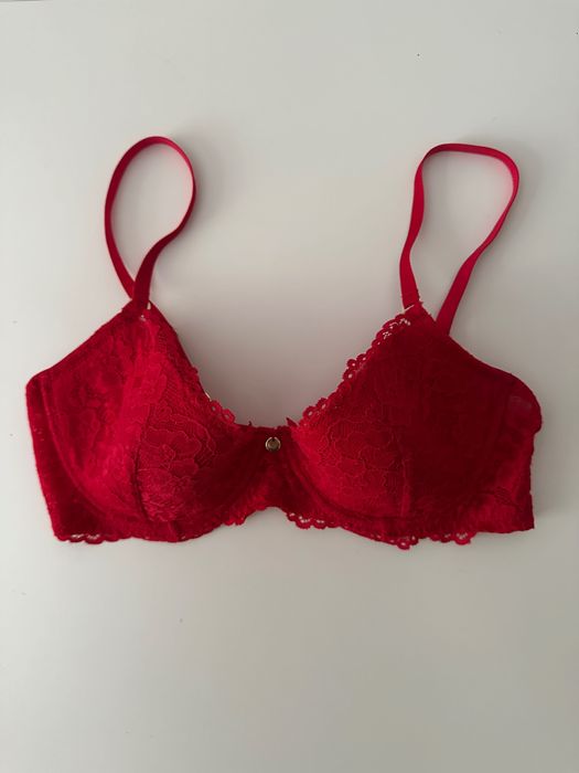 Czerwony koronkowy biustonosz