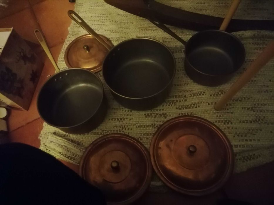 3 tachos antigos em cobre e latão com tampas