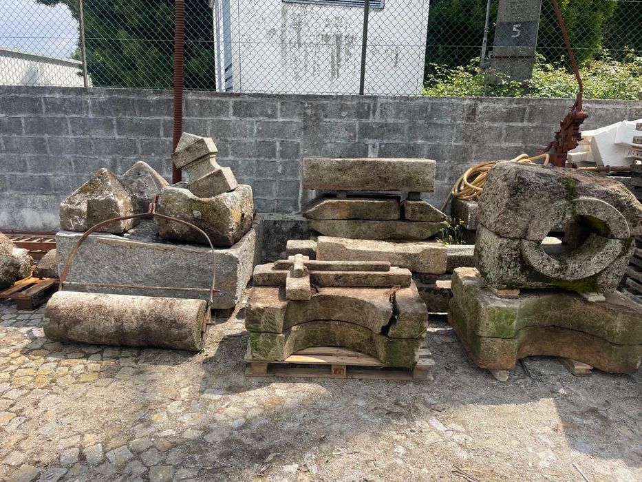 Pias e piramides em granito