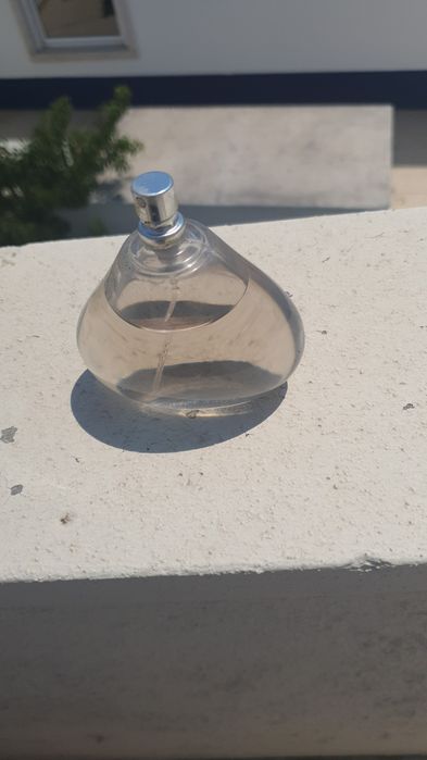 Quatro perfumes para venda por 10 euros