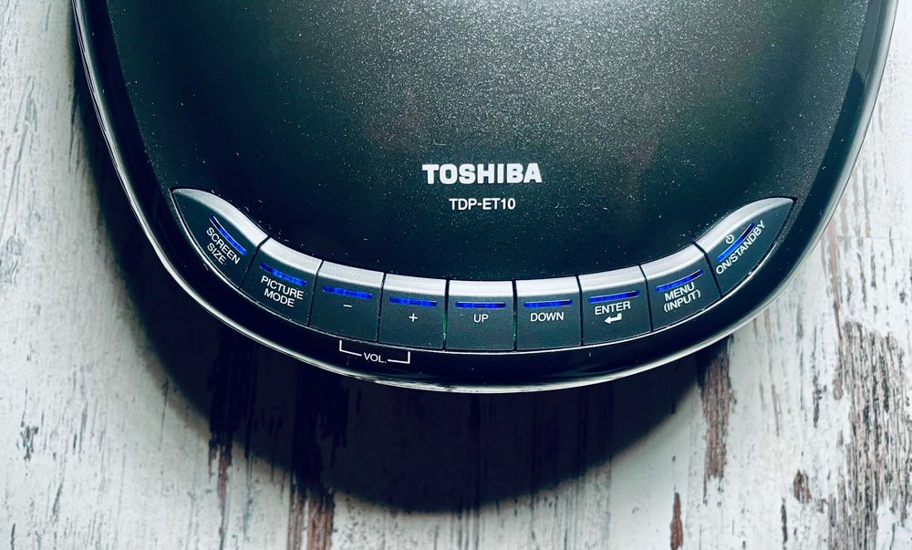 Projektor Toshiba TDP-ET 10, oryginalna lampa, dźwięk 5.1, kabel HDMI