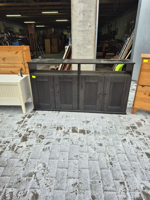 Szeroka czarna szafka