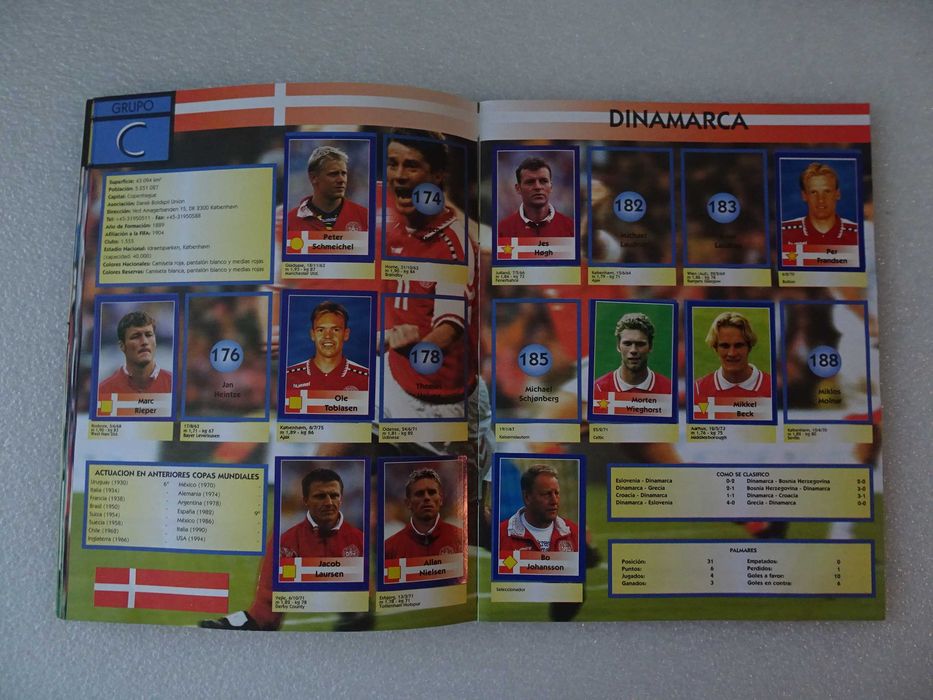 Caderneta de cromos de futebol Mundial de Futebol Francia 1998 tem 216
