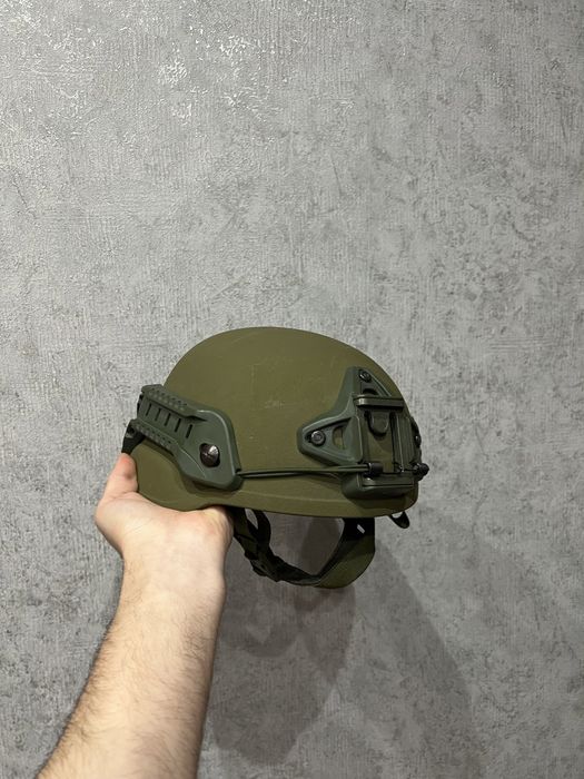 Шолом  Sestan-Busch.  Модель: BK-ACH Mid-cut.