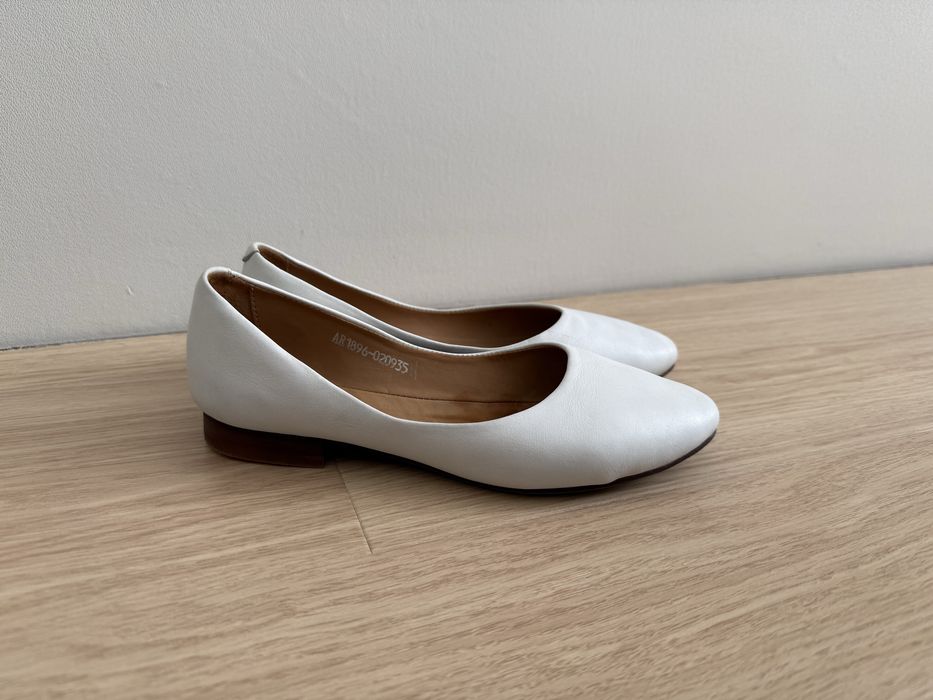 Білі балетки шкіряні
