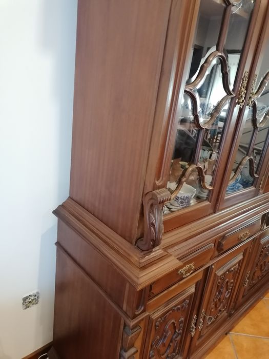 Móvel aparador e cristaleira de sala estilo antigo em madeira maciça