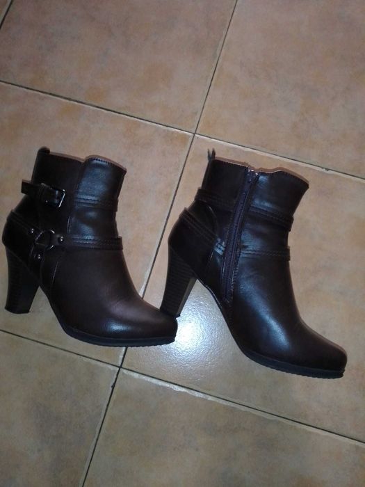 Botas Castanhas de Cano Curto