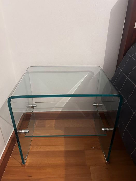 Mesa de cabeceira retangular 47x36 cm em vidro temperado