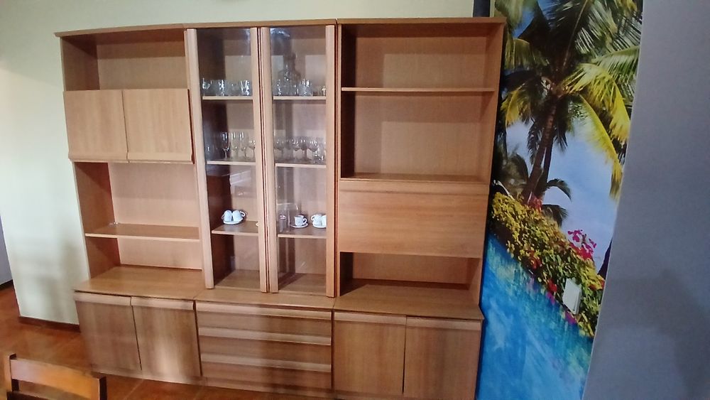 Móvel de sala com cristaleira