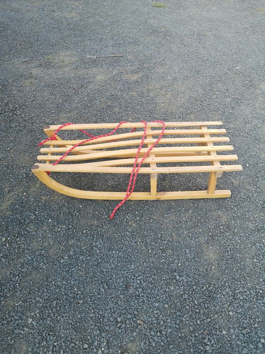 Sanki drewniane dla dziecka ze sznurkiem do ciągnięcia