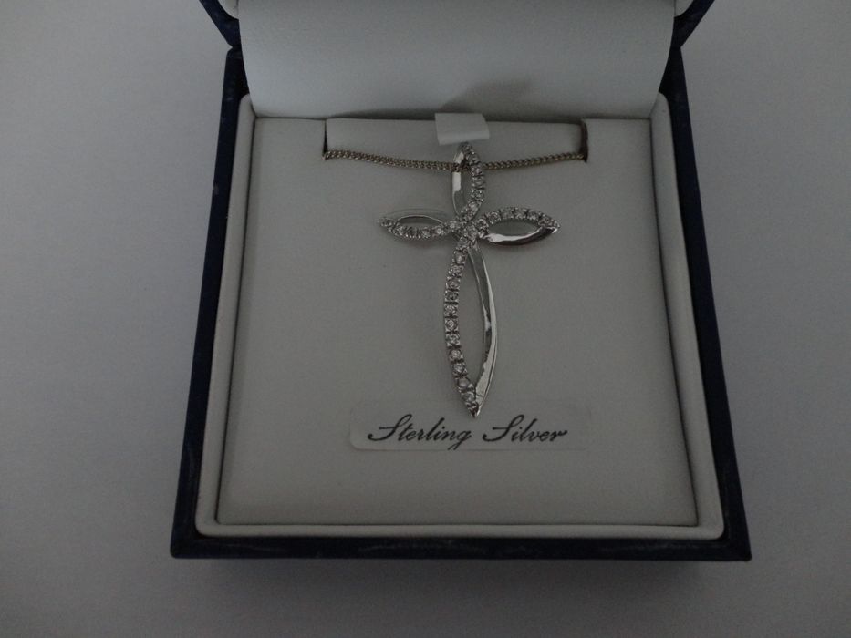 Fio com cruz, em prata, NOVO!