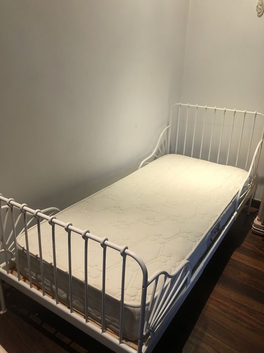 Cama de ferro branca solteiro