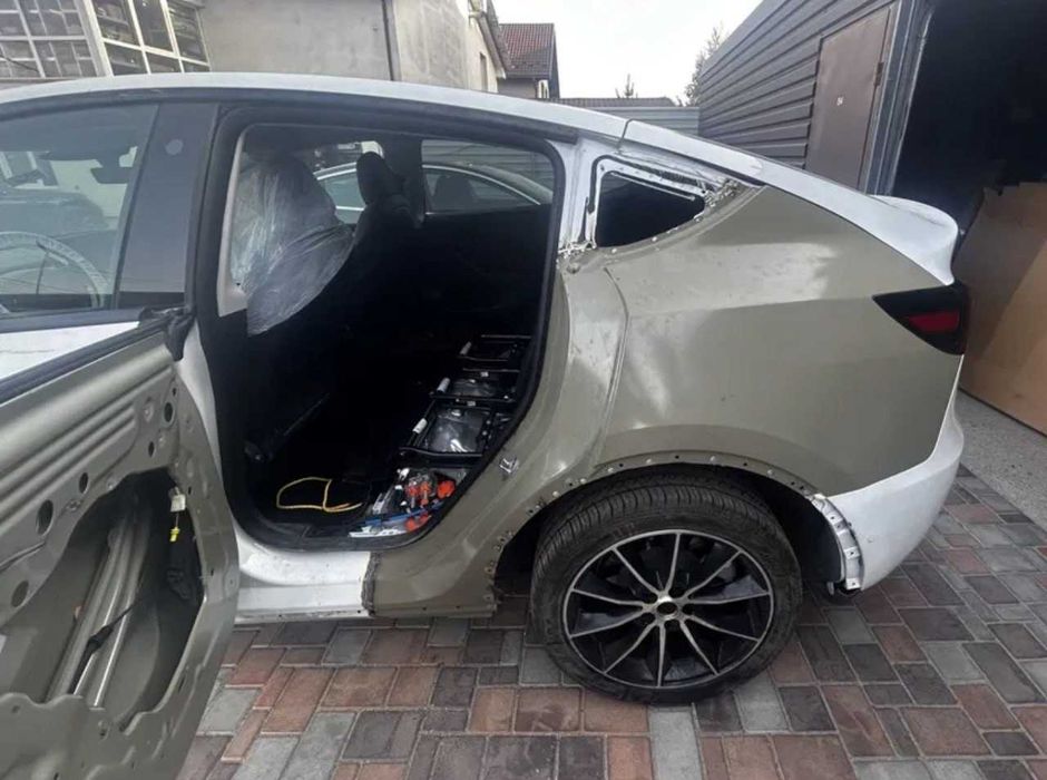 Крило заднє фільонка четверть прав/ліва Tesla Model Y 3