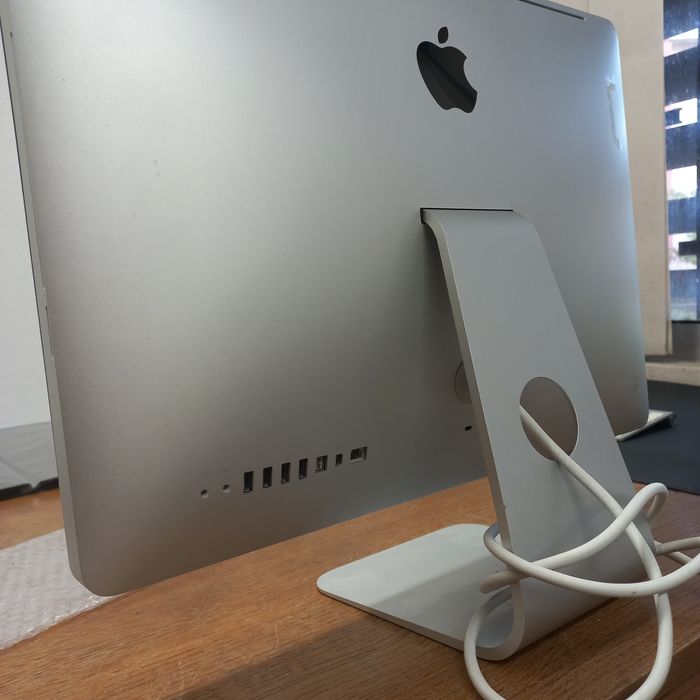 Computador APPLE e acessorios com teclado e rato