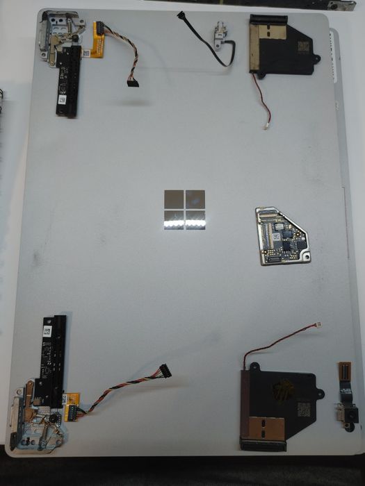 Microsoft Surface Book 2 запчастини планшет